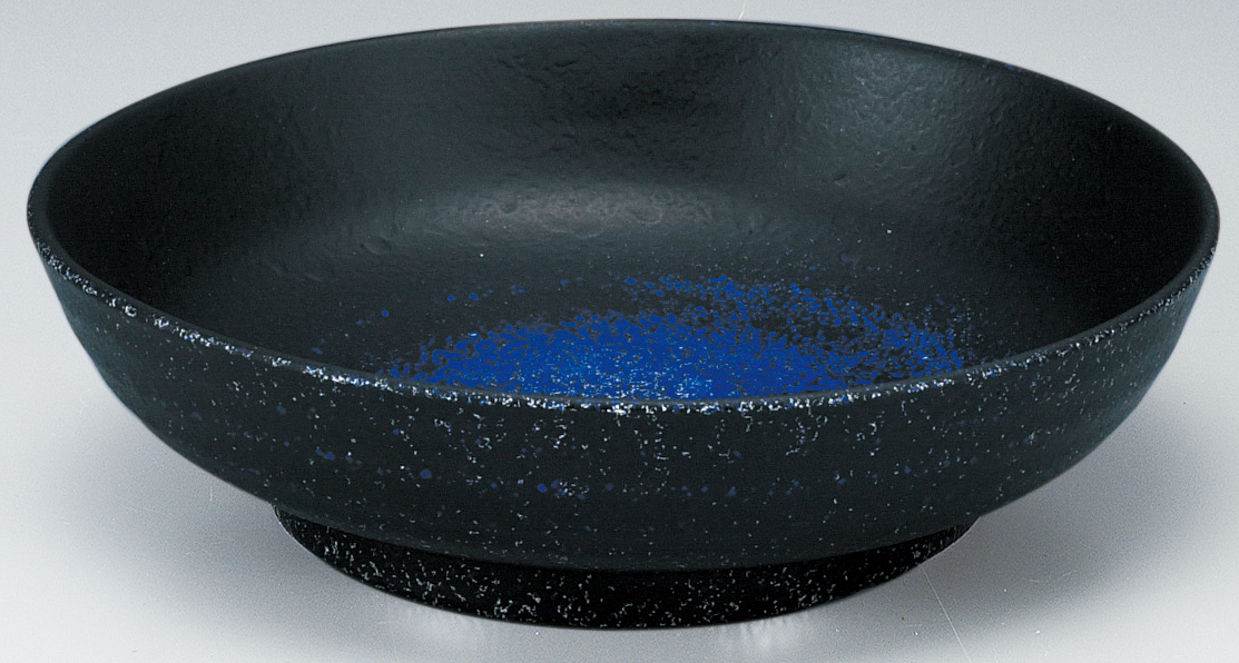 陶器調 5.8寸 丸平鉢 黒釉藍だまり
