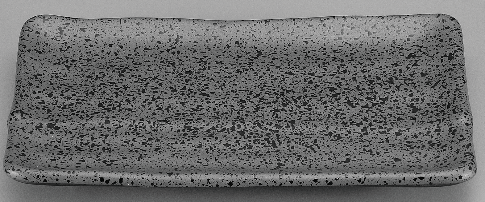 7寸 荒彫焼物皿 鉄砂